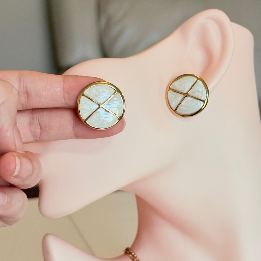 ⚜️ Elegant Gold and White Earrings - Picture 10 of 10